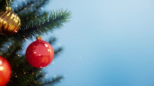 Decorando a árvore de Natal com bugigangas de vidro dourado vermelho em câmera lenta, em azul. Resolução 4k