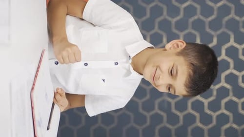 Vertikales Video von Der Junge erlebt Freude und wird glücklich.