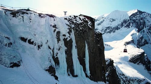 Luftbild von Eiskletterern, die eine vertikale Eisklippe in den Schweizer Alpen erklimmen