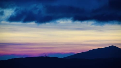 Bergsilhouetten in Bewegung: Dramatisch Wolken und Sonnenuntergangshimmel