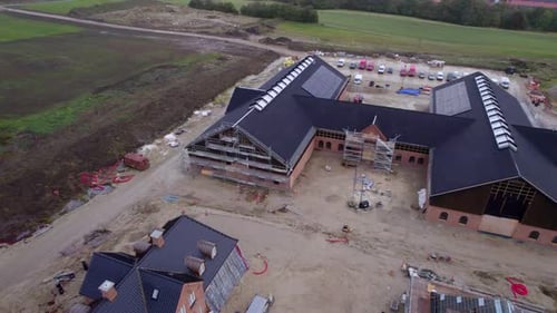Complejo de edificios de ladrillo en construcción con andamios