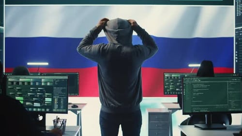 Un hacker russe cagoulé sème la panique par malentendu et manipulation