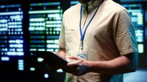 Ingeniero inspeccionando los racks de servidores dentro del centro de datos