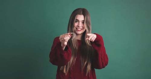 Mujer joven que muestra un soporte dental transparente