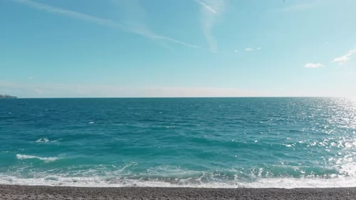 Die Kamera fliegt über den Strand, die Küste verschwindet aus dem Bild und nur das Meer bleibt übrig