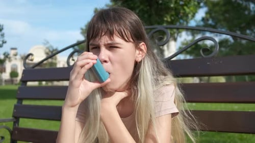 Tenez un inhalateur sur un banc