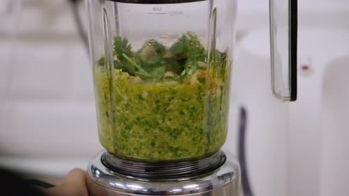 -Mixing ingredients in a robot
-Close-up
-4K 29,97 fps
-Shot on Canon R5C