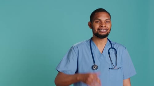 Fröhliche männliche Krankenschwester zeigt Daumen-Hoch-Zeichen