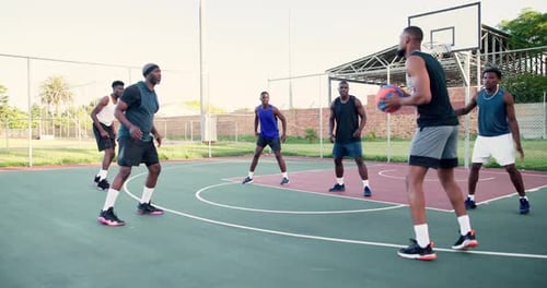Basketballfeld, Tor und Männer oder Freunde im Freien zum Training oder Training für Fitness