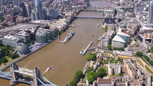 Tower Bridge, London, City Hall, London Bridge Station schwenkt über die Themse nach City of Lond