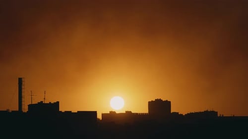 Sonnenuntergang und Blick auf die Dächer der Stadt