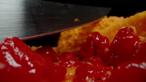 Couteau coupant le melon amer, exposant les graines rouges à l'intérieur de la chair jaune, capturé.