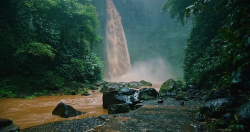 Ein
Schlammstrom aus den Bergen fließt an Regentagen wie ein mächtiger Wasserfall im Wald. Nu