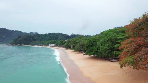 Luftaufnahme des Strandes von Pangkor Island am Abend, Malaysia