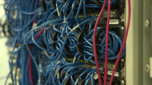 Netzwerkkabel, die die verschiedenen Anschlüsse von Patchpanel-Routern verbinden, sind unordentlich aufgereiht