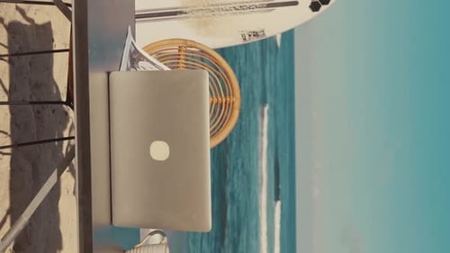 Trabalhador de escritório desktop com laptop na praia marítima para freelancers trabalhando remotamente