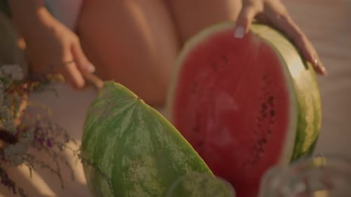 Gros plan d'une tranche de pastèque juteuse de couleur rouge et verte vibrante