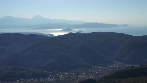 Türkei, Luftbild von Göcek und Umgebung. Luftbild der Buchten und Berge des Mittelmeers. 4K.