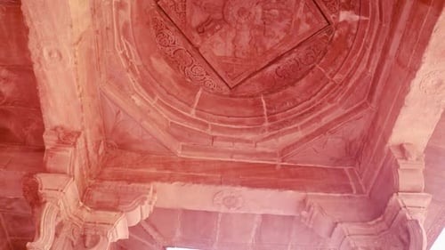 architecture d'un ancien temple hindou en pierre rouge sous un angle unique le jour