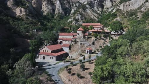 Monastère de Shiomgvime parmi les montagnes de Géorgie