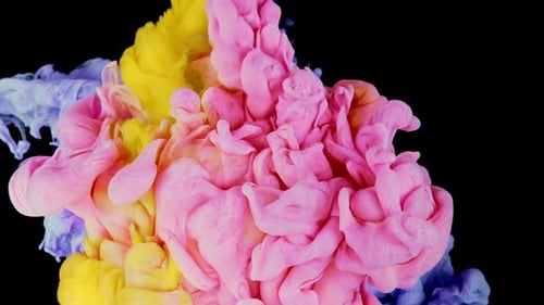 Unterwassertinte wirbelt hypnotisierende Muster, die sich in einer untergetauchten Umgebung bilden