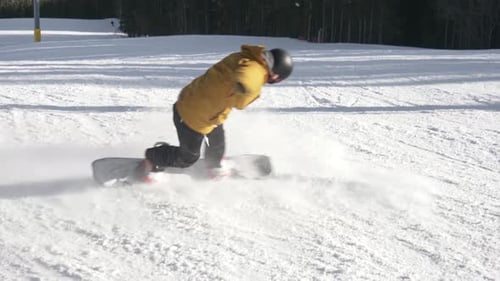 Männlicher Snowboarder dreht im Pulverschnee auf verschneiter Skipiste Active
