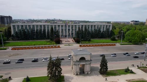 Vue aérienne panoramique par drone de l'Arc de Triomphe, place de la Grande Assemblée nationale