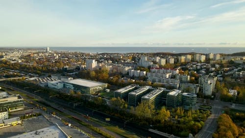 Panorama urbain du centre-ville de Gdynia au lever du jour en Pologne. aérien