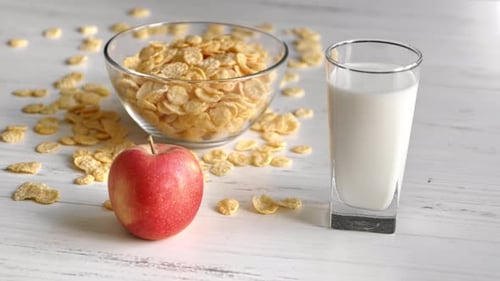 Golden Corn Flakes with Milk and Apple