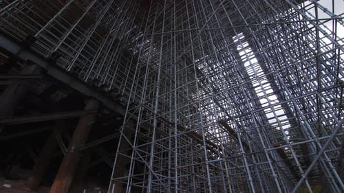 Carcasa de refuerzo metálico debajo del futuro puente de tráfico