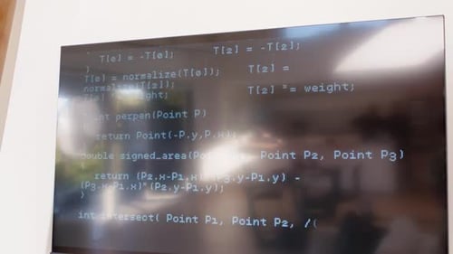Die Handkamera schaltet nach unten, wodurch der niedrigere Code auf dem Bildschirm sichtbar wird und der verschwommene Besprechungsraum durch Blendung reflektiert wird
