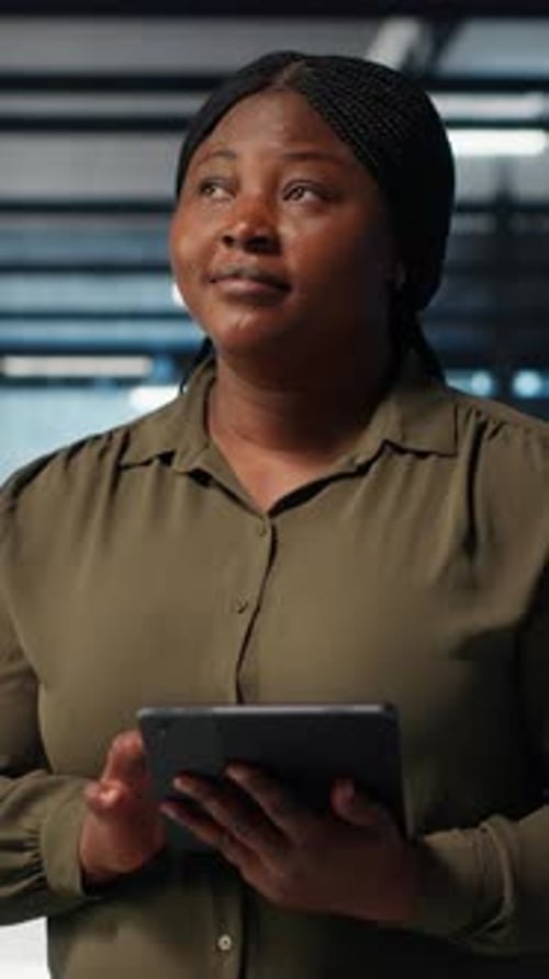 Softwareentwickler für vertikale Videorechenzentren überwacht Rechenzentrumsmetriken auf dem Tablet