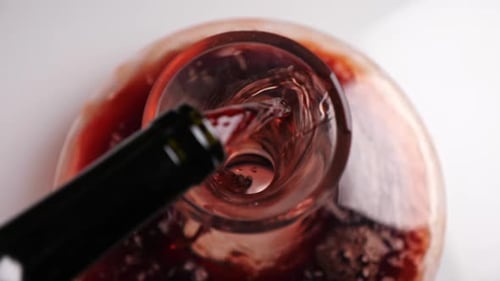 Verser le vin rouge de la bouteille à la carafe Dégustation d'une boisson de luxe Vue de dessus