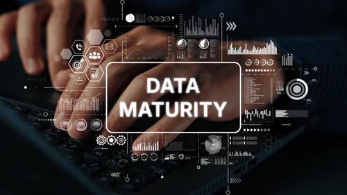 Tapez à la main sur un ordinateur portable avec le concept de maturité des données, des superpositions visuelles et des éléments numériques. Asymptotique s