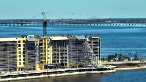Vista aérea de un andamio de construcción arruinado por el huracán Ian en un alto edificio de apartamentos en