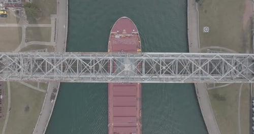 Un énorme cargo passe sous l'emblématique pont élévateur aérien de Duluth