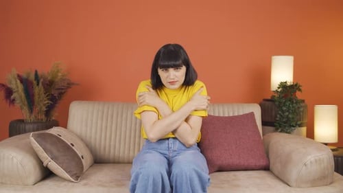 Réaction de peur d'une femme regardant la caméra. Une femme lâche
.