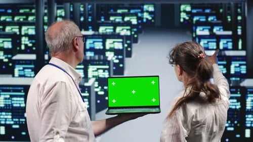 Gegenüberstellung von Mockup-Laptop-Server-Racks