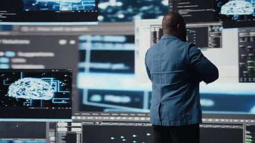 Afroamerikanischer Entwickler, der in einer Cyberumgebung arbeitet