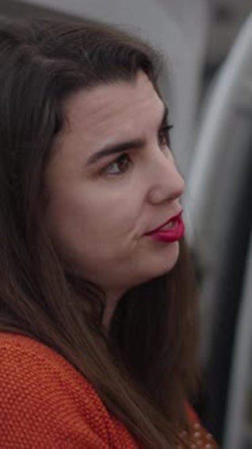 Dois amigos com muita cumplicidade falando sobre um batom