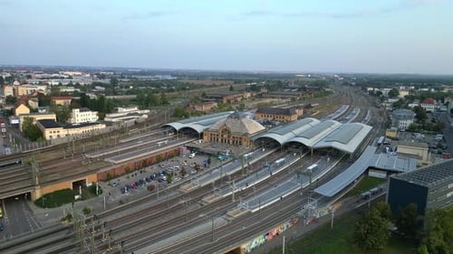 Estación principal del centro de la ciudad con vías de tren. Zumbido de vuelo con vista aérea espectacular