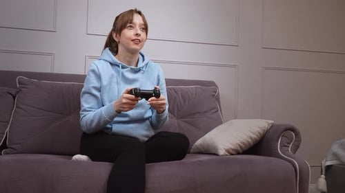 Gamer-Mädchen spielt Videospiele mit drahtlosem Controller
