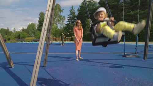 Une mère et son petit fils s'amusent sur le terrain de jeu