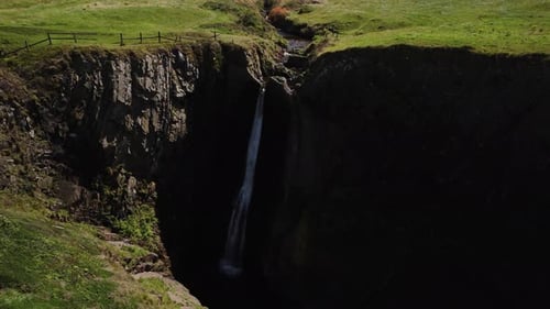 Vue aérienne de la cascade Spekes Mill Mouth, un joyau caché, située au bord de la mer Celtique