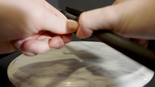 Les vis à molette en gros plan sur l'appareil.