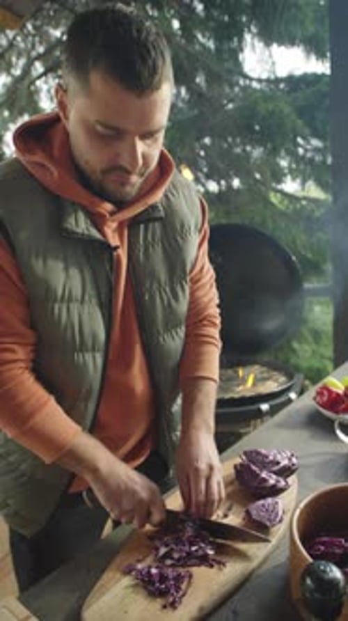 Food-Blogger zerkleinert Kohl und spricht vor der Kamera