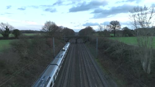 Nahverkehrszug in der Abenddämmerung Luftbild