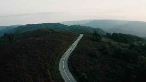 Luftaufnahme der Straße in die Berge nach Sonnenuntergang