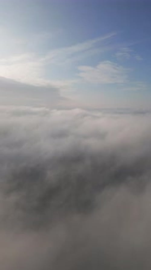 Eine Drohne fliegt über flauschige Wolken Die Drohne fliegt durch die Wolken und erzeugt ein Gefühl des Staunens und