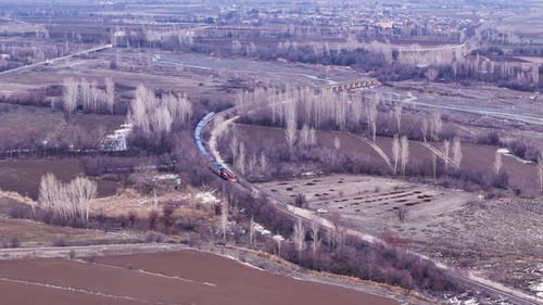 Vista aérea del tren de pasajeros mientras está en movimiento